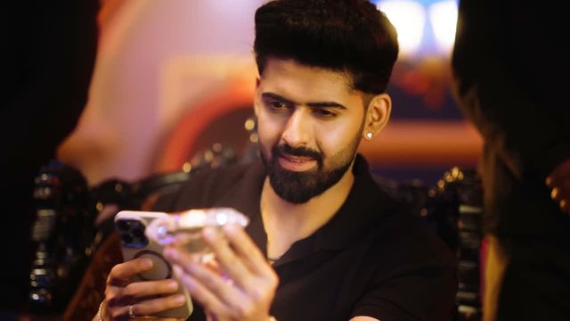 Frame from Chadhe Na