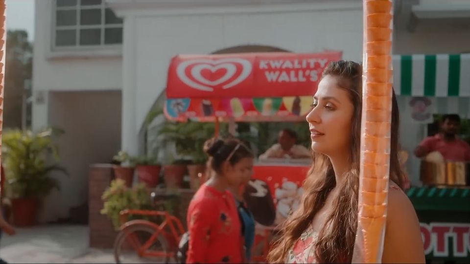 Frame 2 from Chale Aatein Hai